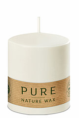 Eine Stumpenkerze Pure von Richard Wenzel in der Größe 9x7cm in der Farbe natural.