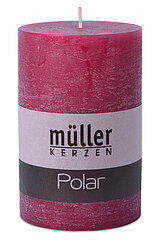 Eine Polar Stumpenkerze von Müller Kerzenfabrik in der Größe 12x7,8cm in der Farbe Beere.