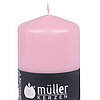 Eine Stumpenkerze von Müller Kerzenfabrik in der Größe 11x6,8cm in der Farbe rosa.