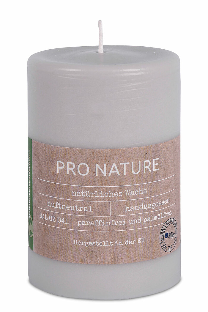 Eine Pro Nature Stearin-Stumpenkerze von Müller Kerzenfabrik in der Größe 10x6,8cm in der Farbe hellgrau.