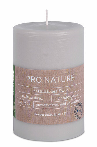 Müller Kerzenfabrik Pro Nature Stearin-Stumpen 100/68 mm - hellgrau (1 Stück) Artikelvorschau Pro Nature Stearin-Stumpen 100/68 mm - hellgrau (1 Stück)