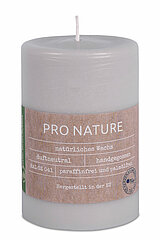 Eine Pro Nature Stearin-Stumpenkerze von Müller Kerzenfabrik in der Größe 10x6,8cm in der Farbe hellgrau.
