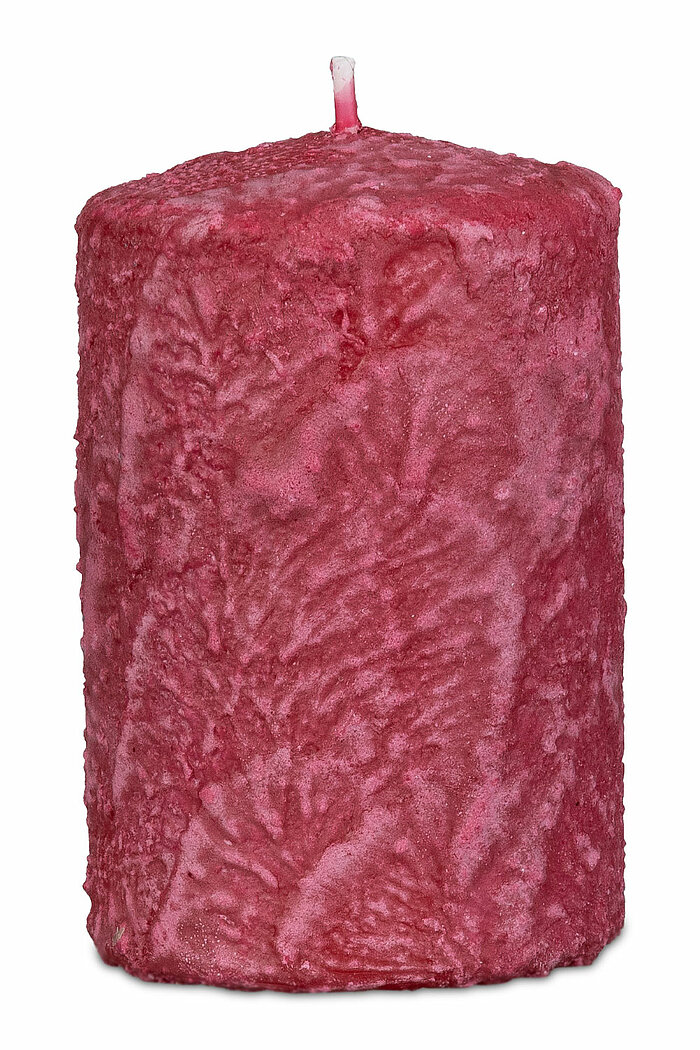 Vier Stumpenkerzen Pure von Richard Wenzel in der Größe 13x6cm in der Farbe Karminrot.
