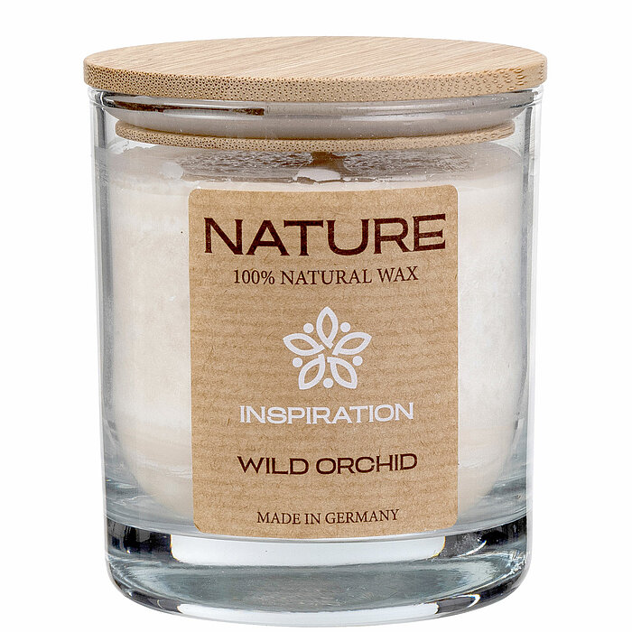 Ein Glasbehälter mit einem Holzdeckel enthält eine Wenzel Kerze aus 100% natürlichem Wachs in der Duftrichtung "Wild Orchid". Auf dem Etikett steht "Nature" und "Inspiration", und am unteren Rand ist "Made in Germany" zu lesen. Der Glasbehälter ist einfac