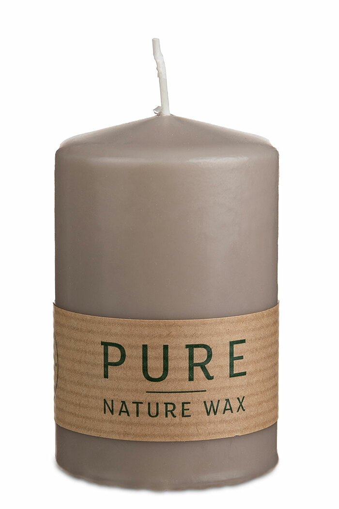 Eine Stumpenkerze Pure von Richard Wenzel in der Größe 9x6cm in der Farbe Sand.