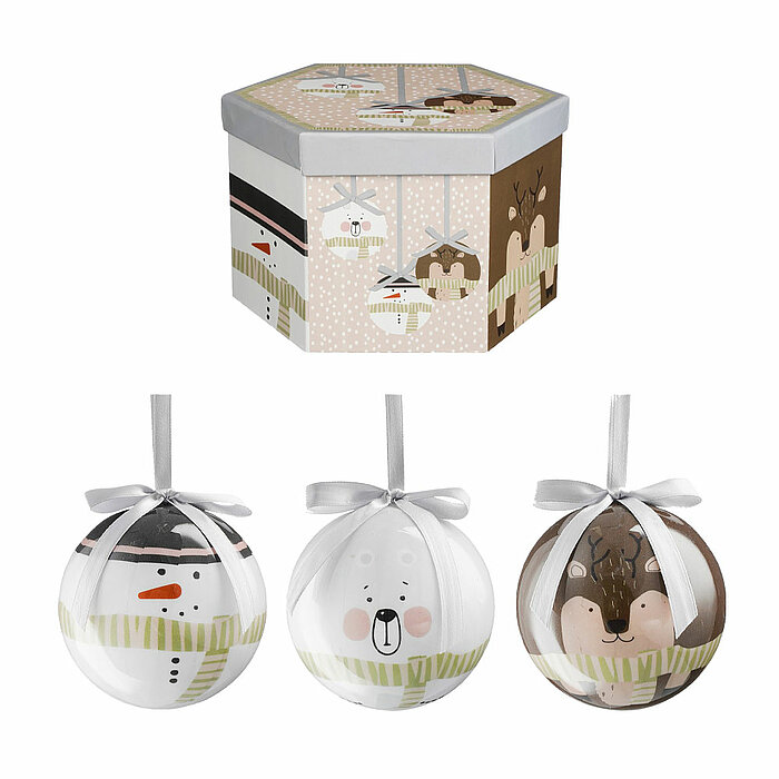 Eine sechseckige Geschenkbox mit weihnachtlichen Motiven, verziert mit niedlichen Illustrationen von einem Schneemann, einem Eisbären und einem Rentier. Vor der Box sind drei Weihnachtsbaumkugeln abgebildet, die ebenfalls mit den Motiven eines Schneemanns