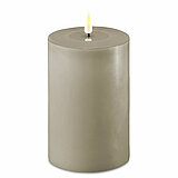 Eine LED Stumpenkerze von Deluxe Homeart in der Farbe Sand und in der Größe 15x10cm.