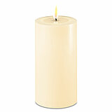 Eine LED Stumpenkerze von Deluxe Homeart in der Farbe Creme und in der Größe 15x7,5cm.