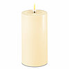 Eine LED Stumpenkerze von Deluxe Homeart in der Farbe Creme und in der Größe 15x7,5cm.