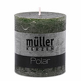 Eine Polar Stumpenkerze von Müller Kerzenfabrik in der Größe 7,5x6,8cm in der Farbe dunkelgrün.