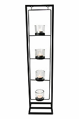 Vier brennende Teelichter, jedes in einem transparenten Glasbehälter, sind in einem vertikalen schwarzen Metallrahmen angeordnet. Der Rahmen ist rechteckig und steht stabil auf einer rechteckigen Basis. Die Teelichter sind gleichmäßig auf vier Ebenen im R