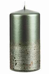 Eine Stumpenkerze Agnes von Richard Wenzel in der Größe 15x6cm in der Farbe tannengrün.