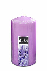 Eine Duft-Stumpenkerze von Müller Kerzenfabrik in der Größe 13x6,5cm mit dem Geruch von Lavendelfeldern.