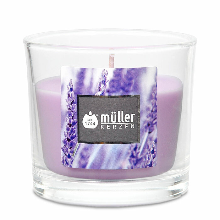 Ein Duftglas von Müller Kerzenfabrik in der Größe 6,5x7cm mit dem Geruch Lavendelfelder.