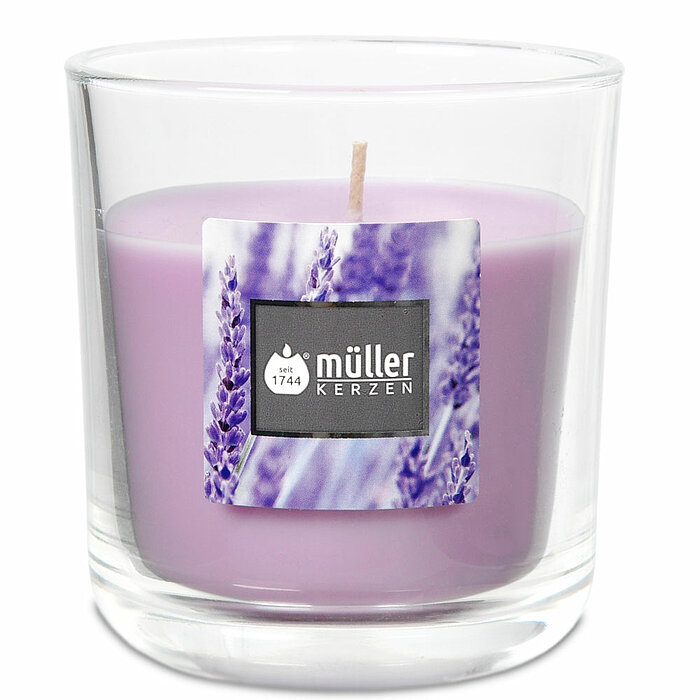Ein Duftglas von Müller Kerzenfabrik in der Größe 8,8x8cm mit dem Geruch Lavendelfelder.