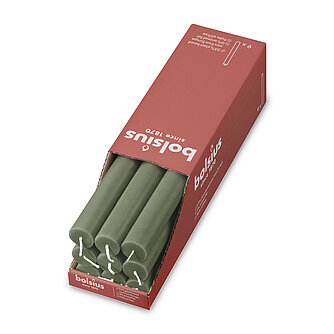 Bolsius Rustik Haushaltskerzen 270/23 mm (9er Pack) - Olivgrün Artikelvorschau Rustik Haushaltskerzen 270/23 mm (9er Pack) - Olivgrün
