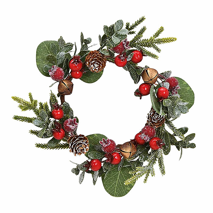 Ein festlicher Kranz mit einer Vielzahl grüner Blätter und Zweige, dekoriert mit roten Beeren, kleinen Tannenzapfen und goldenen Glöckchen. Einige der Elemente sind leicht mit Kunstschnee bedeckt, was dem Kranz einen winterlichen Charme verleiht. Die Blät
