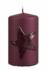 Eine Stumpenkerze Noel von Richard Wenzel in der Größe 10x6cm in der Farbe altrot.