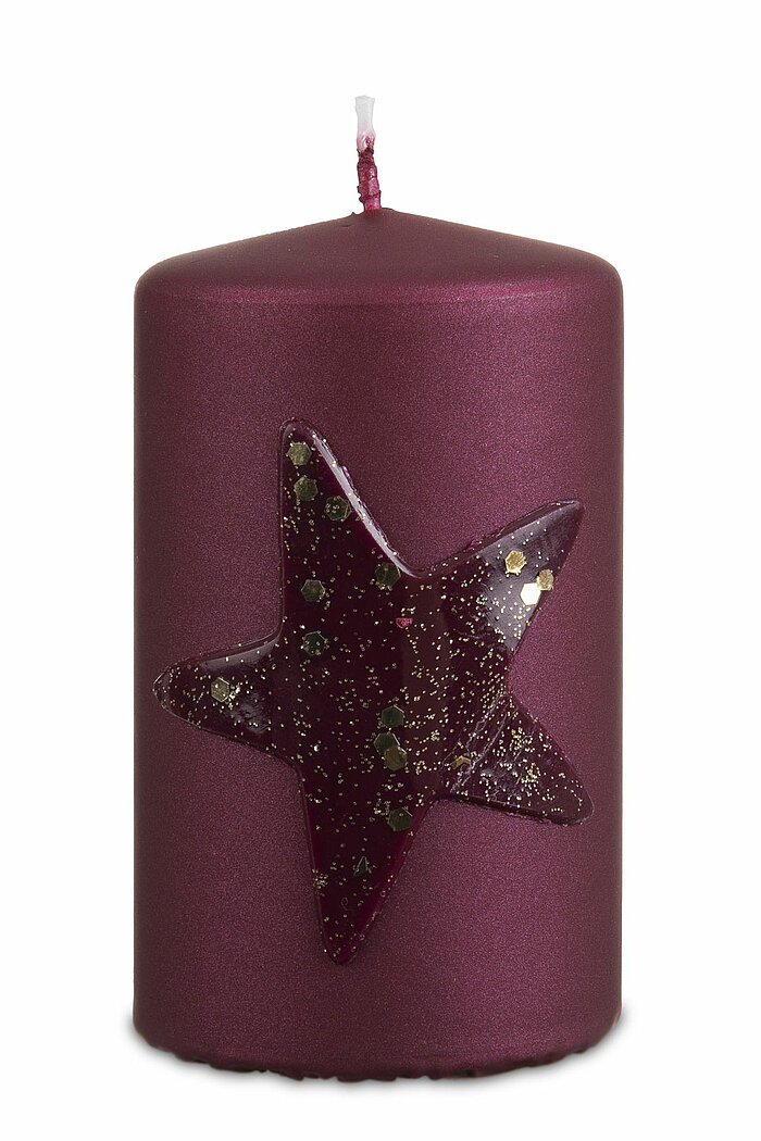 Eine Stumpenkerze Noel von Richard Wenzel in der Größe 10x6cm in der Farbe altrot.