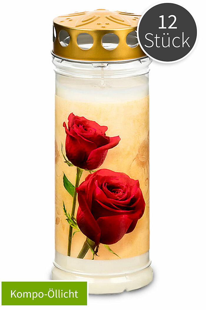 Eine weiße Kompo-Öllicht-Kerze mit einem goldenen, durchbrochenen Deckel. Auf der Vorderseite der Kerze ist ein Bild von zwei roten Rosen abgedruckt, die auf einem beigen Hintergrund mit subtilen, floralen Mustern stehen. Oben rechts ist ein Kreis mit der