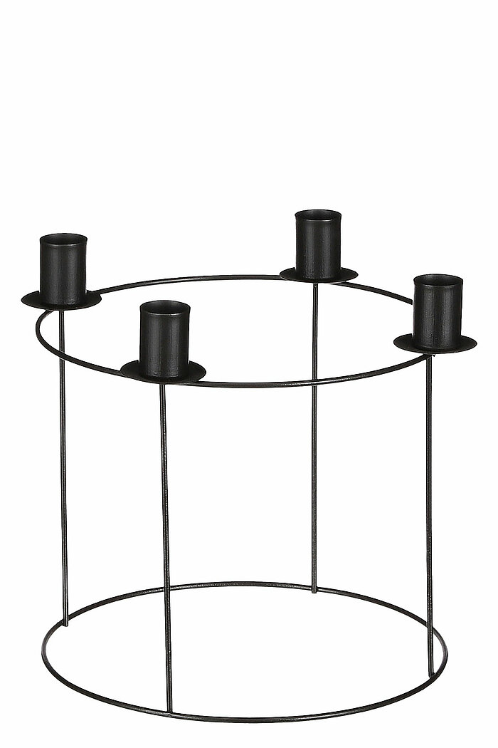 Ein minimalistischer, schwarzer Kerzenhalter aus Metall mit vier Halterungen für Stabkerzen. Der Halter hat eine runde Basis und vier vertikale Streben, die die Halterungen miteinander verbinden und stabilisieren. Das schlichte Design vermittelt einen mod