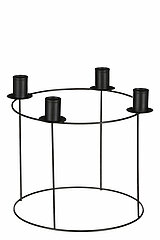 Ein minimalistischer, schwarzer Kerzenhalter aus Metall mit vier Halterungen für Stabkerzen. Der Halter hat eine runde Basis und vier vertikale Streben, die die Halterungen miteinander verbinden und stabilisieren. Das schlichte Design vermittelt einen mod