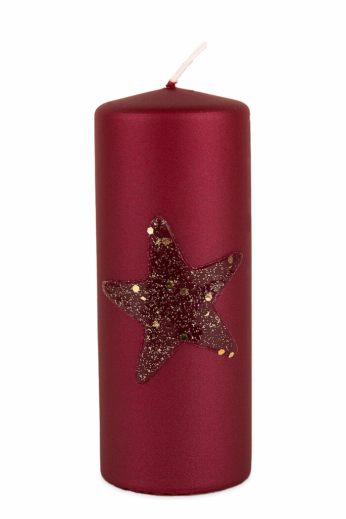 Eine Cello Stumpenkerze Noel von Richard Wenzel in der Größe 15x6cm in der Farbe altrot.