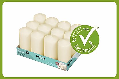 Auf dem Bild ist ein Tray mit Bolsius Professional Stumpenkerzen zu sehen mit der Größe 120/58 mm. Daneben ist ein grüner Kerzenprofi getestet Button. Der Rest des Bildes ist in weiss.