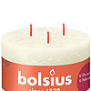 Eine Rustik Stumpenkerze von Bolsius in der Farbe Weiche Perle in der Größe 9x14cm.