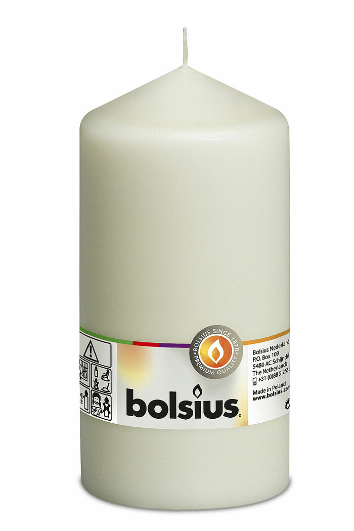 1 Stumpenkerze von Bolsius in der Größe 15x7,8cm in der Farbe Elfenbein.