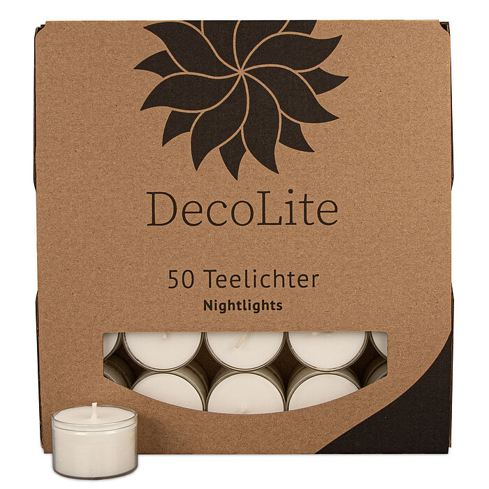 Vier brennende Teelichter in transparenten Glashaltern stehen auf einem weißen Tisch in einer geraden Linie. Links neben den Teelichtern steht ein weißer Blumentopf mit gelben Blumen und grünen Blättern. Rechts im Bild sind weiße Teller und Silberbesteck 