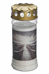 1 Bolsius Grablicht Nr. 5 mit Deckel und Motiv Berg in der Größe 16,5x7,5cm in der Farbe Weiß.