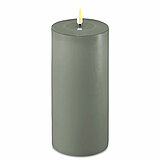 Eine LED Stumpenkerze von Deluxe Homeart in der Geruchssorte Salbeigrün und in der Größe 20x10cm.
