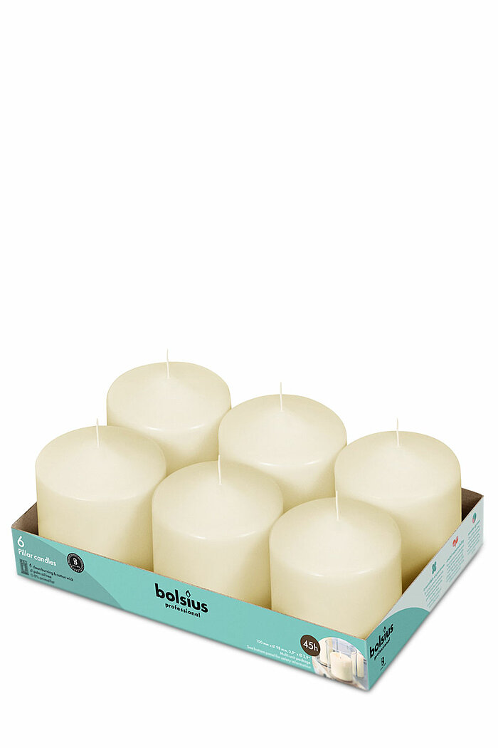 Sechs weiße Bolsius-Stumpenkerzen in gleichmäßiger Anordnung in einer rechteckigen Verpackung. Die Kerzen sind unangezündet und haben eine glatte Oberfläche. Die Verpackung ist hellblau mit Produktinformationen und dem Bolsius-Logo darauf.