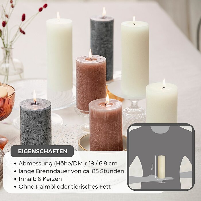 Sechs brennende Bolsius Stumpenkerzen in unterschiedlichen Farben und Größen stehen auf einem weißen Tablett. Neben den Kerzen befinden sich zarte Blumenarrangements. Eine der Kerzen ist durch eine dekorative Glasglocke geschützt. Die Kerzen verbreiten ei