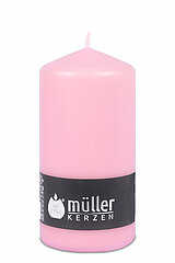 Eine Stumpenkerze von Müller Kerzenfabrik in der Größe 13,5x6,8cm in der Farbe rosa.