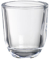 Ein klarer, leerer Glasbecher mit dickem Boden und minimalistisch gestaltetem Design. Das Glas hat einen leicht taillierten Körper und eine glatte Oberfläche.