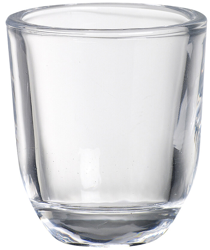Ein klarer, leerer Glasbecher mit dickem Boden und minimalistisch gestaltetem Design. Das Glas hat einen leicht taillierten Körper und eine glatte Oberfläche.