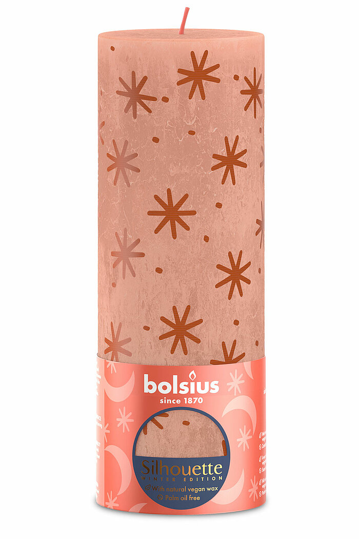 Eine Rustik Silhouette Stumpenkerze von Bolsius in der Farbe Cremiges Karamell in der Größe 19x6,8cm.