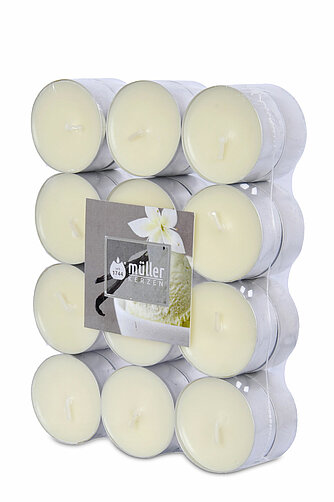 Zwölf weiße Teelichter vom Hersteller "Müller" sind in einer transparenten Verpackung angeordnet. Auf der Vorderseite der Verpackung befindet sich ein Etikett mit dem Logo von "Müller" und einem Bild einer weißen Blume.