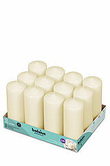 Zwölf cremefarbene Stumpenkerzen der Marke Bolsius, ordentlich in drei Reihen zu je vier Kerzen angeordnet, in einer Pappverpackung. Die grünliche Verpackung trägt das Bolsius-Logo und Hinweise zur Brenndauer von 54 Stunden.