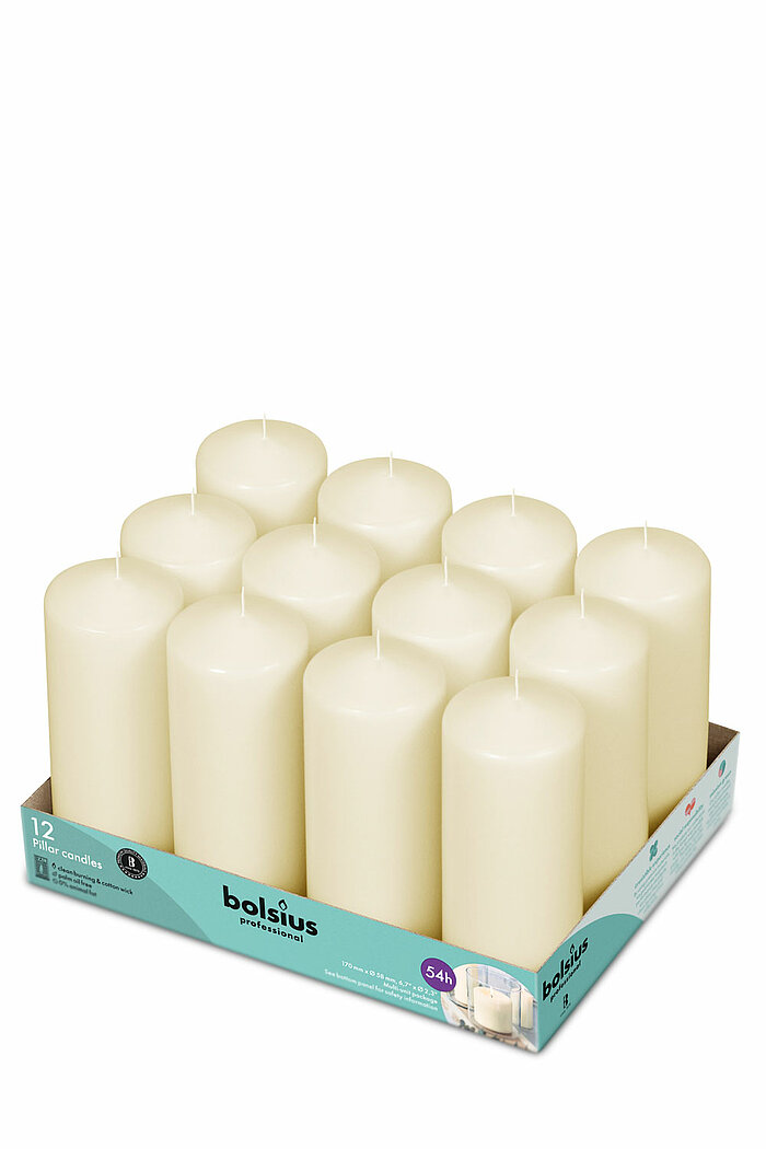 Zwölf cremefarbene Stumpenkerzen der Marke Bolsius, ordentlich in drei Reihen zu je vier Kerzen angeordnet, in einer Pappverpackung. Die grünliche Verpackung trägt das Bolsius-Logo und Hinweise zur Brenndauer von 54 Stunden.