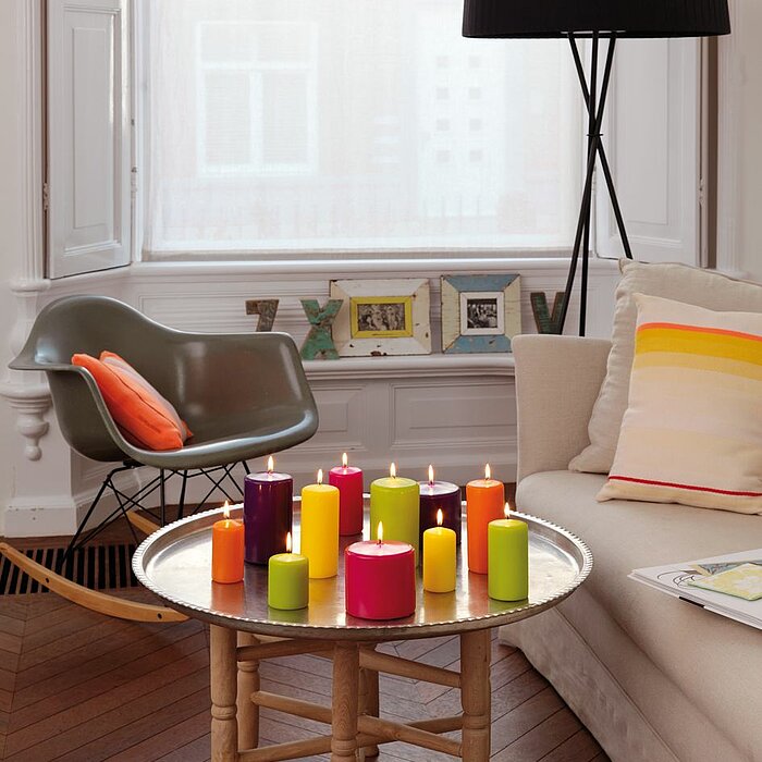 Auf dem Bild sind mehrere Sicherheitshinweise für den Umgang mit Kerzen des Herstellers "Bolsius" zu sehen. <br />
<br />
- Oben links: Stumpenkerzen des Herstellers "Bolsius" müssen immer so aufgestellt werden, dass keine brennbaren Gegenstände in der Nähe sind.<br />
- O