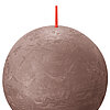 Eine Rustik Kugelkerze von Bolsius in der Farbe Rustikales Taupe mit einem Durchmesser von 7,6cm.