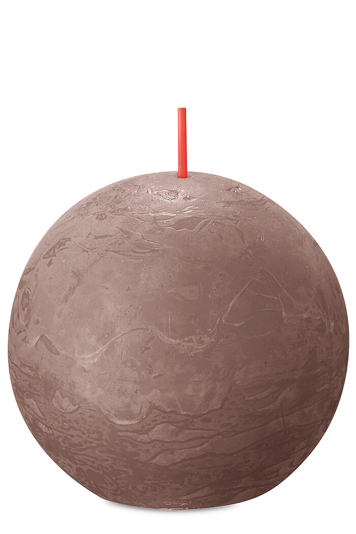Eine Rustik Kugelkerze von Bolsius in der Farbe Rustikales Taupe mit einem Durchmesser von 7,6cm.