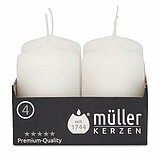 Vier Stumpenkerzen von Müller Kerzenfabrik in der Größe 6,2x4,8cm in der Farbe weiß.