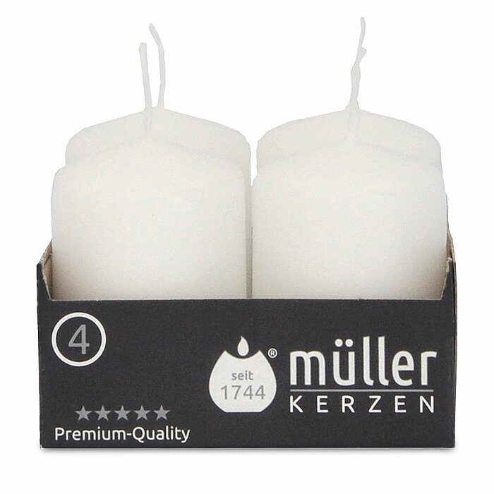 Vier Stumpenkerzen von Müller Kerzenfabrik in der Größe 6,2x4,8cm in der Farbe weiß.