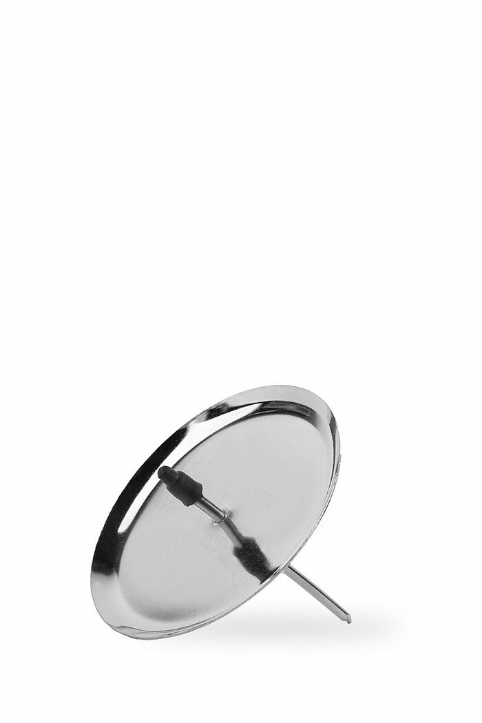 Eine einzelne metallene Kerzenhalter-Platte mit einem Dorn in der Mitte. Die Platte ist rund und silberfarben, mit einer glänzenden Oberfläche. Der Dorn ragt senkrecht hervor, um eine Kerze zu halten. Im Hintergrund ist ein weißer, neutraler Raum.