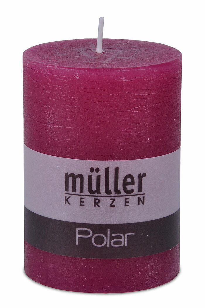 Eine Polar Stumpenkerze von Müller Kerzenfabrik in der Größe 10x6,8cm in der Farbe Beere.