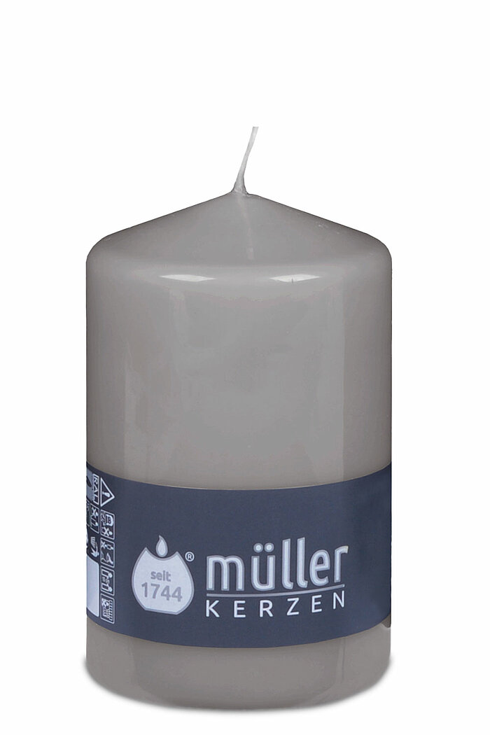 Eine Stumpenkerze von Müller Kerzenfabrik in der Größe 11x6,8cm in der Farbe Schiefer.